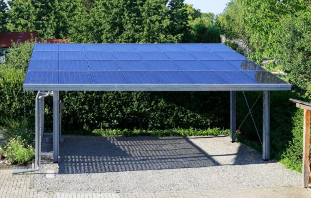 Construction d'un carport solaire: permis de construire ou déclaration de travaux?