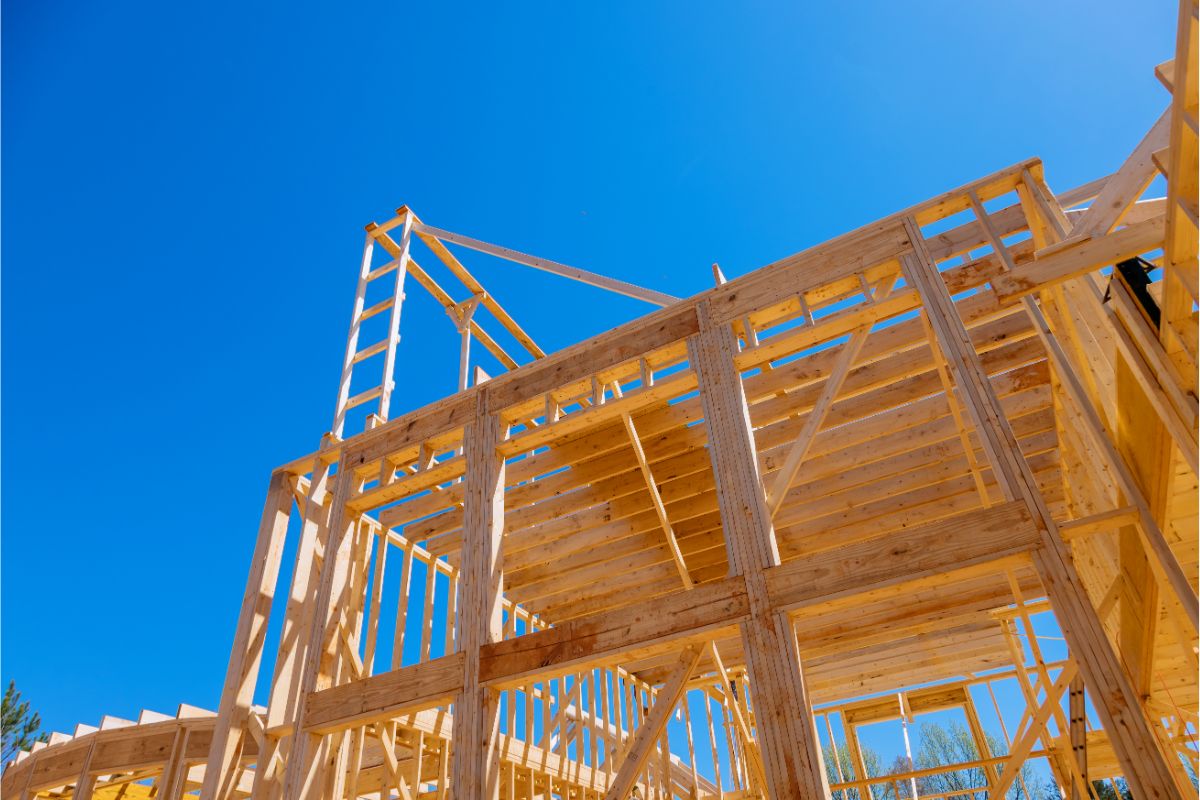 L&rsquo;évolution des charpentes en bois : Techniques modernes vs traditionnelles