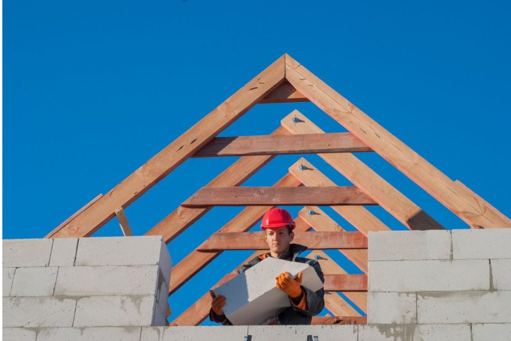 Les avantages des charpentes en bois de construction pour les projets de réhabilitation