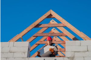Les avantages des charpentes en bois de construction pour les projets de réhabilitation