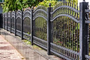 Clôture sur mesure en bois, PVC ou alu : que choisir pour votre jardin ?