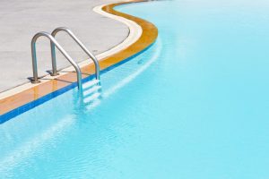Sécurité avant tout : Les normes de sécurité à connaître pour choisir votre échelle de piscine