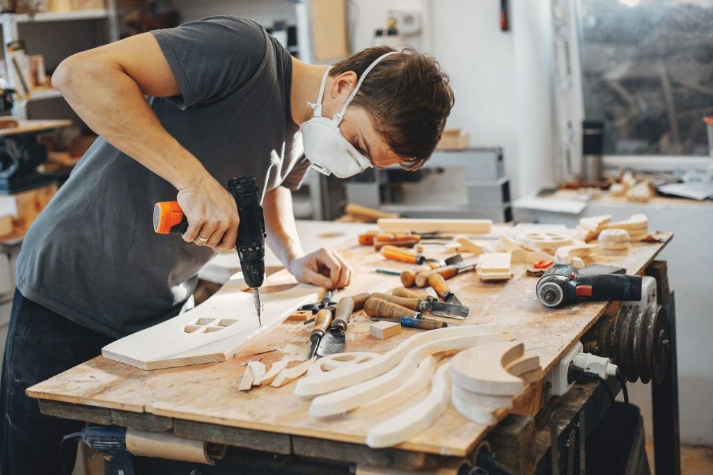Apprenez à sculpter des visages réalistes en bois en suivant des étapes simples