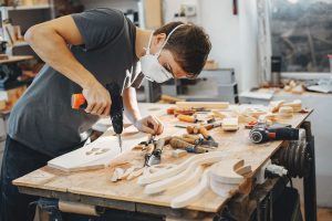 Apprenez à sculpter des visages réalistes en bois en suivant des étapes simples