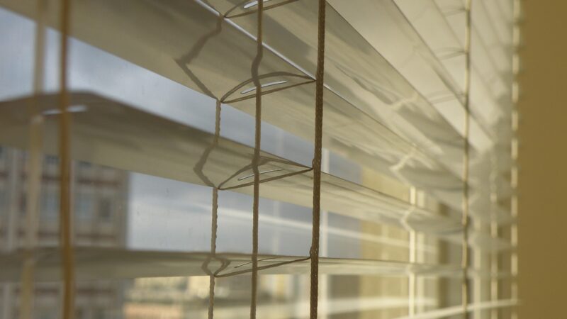 Lames de stores endommagées : comment les réparer ?