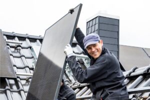 Faut-il renforcer votre toiture avant d'installer des panneaux solaires ?