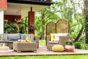 Gagnez de l'espace avec des meubles modulaires : idées pour un salon de jardin polyvalent