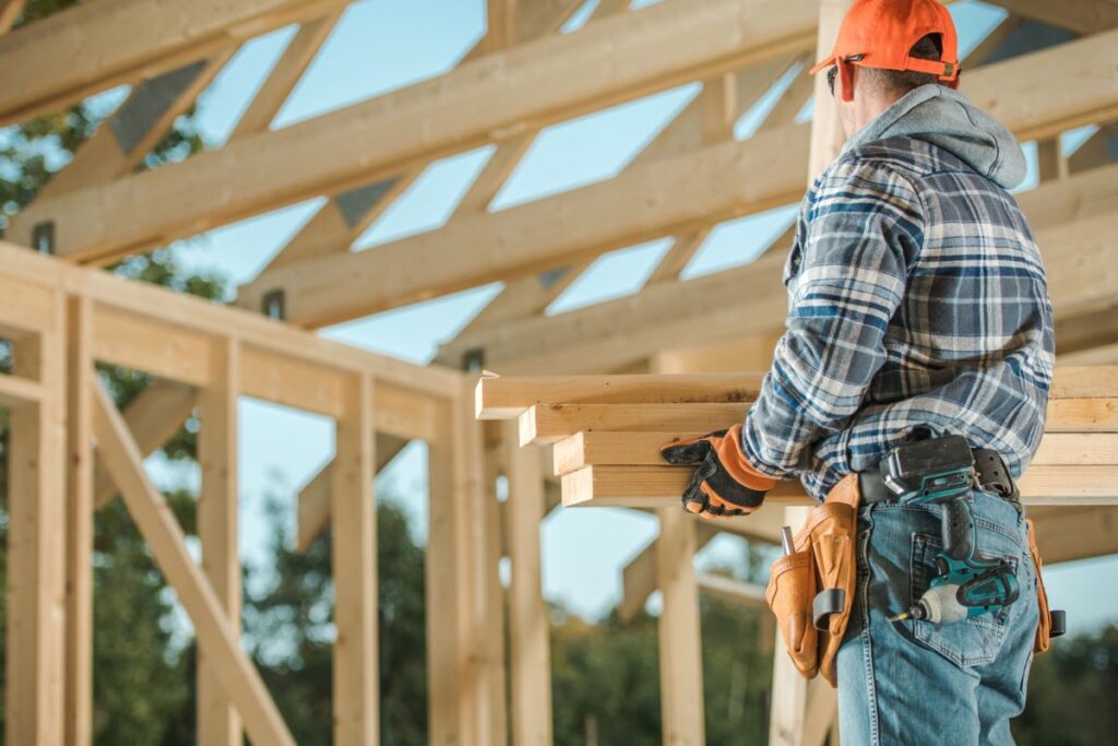 Quand faut-il réparer ou remplacer la charpente de votre toit