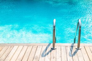 5 types de bois parfaits pour les abords de votre piscine