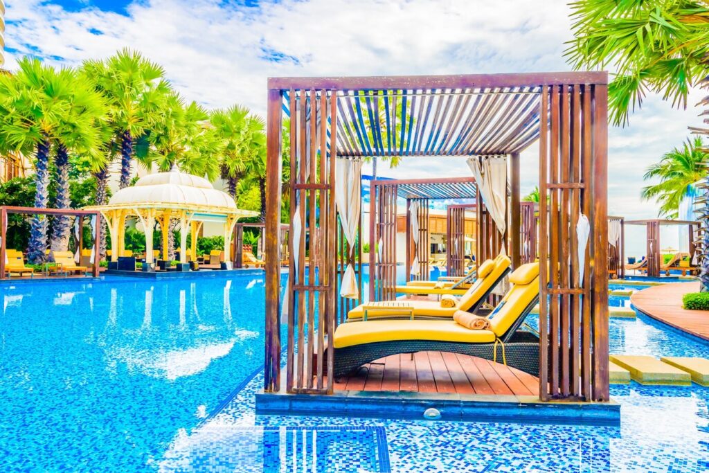 6 styles de pergolas pour embellir votre piscine