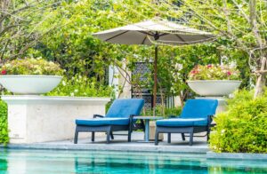 7 idées pour créer un espace détente autour de votre piscine