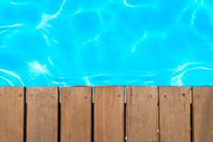 Comment choisir le bois pour les abords de votre piscine ?