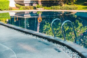 Comment sécuriser efficacement les abords de la piscine ?