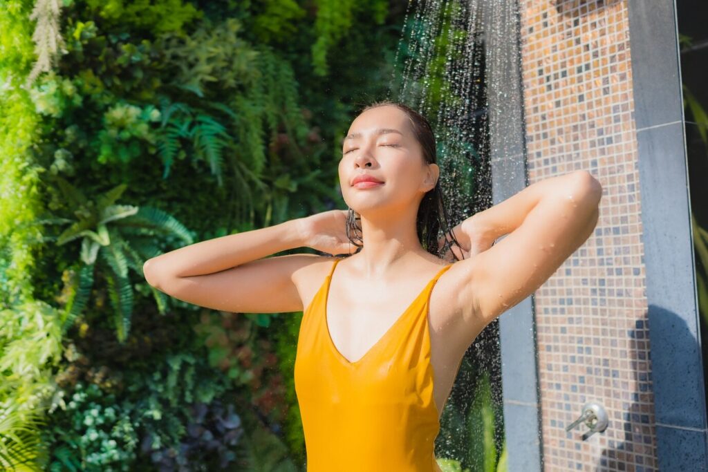 Intégrer une douche extérieure près de sa piscine pour un confort optimal