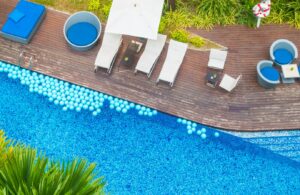 Pourquoi opter pour le bois pour les abords de votre piscine ?
