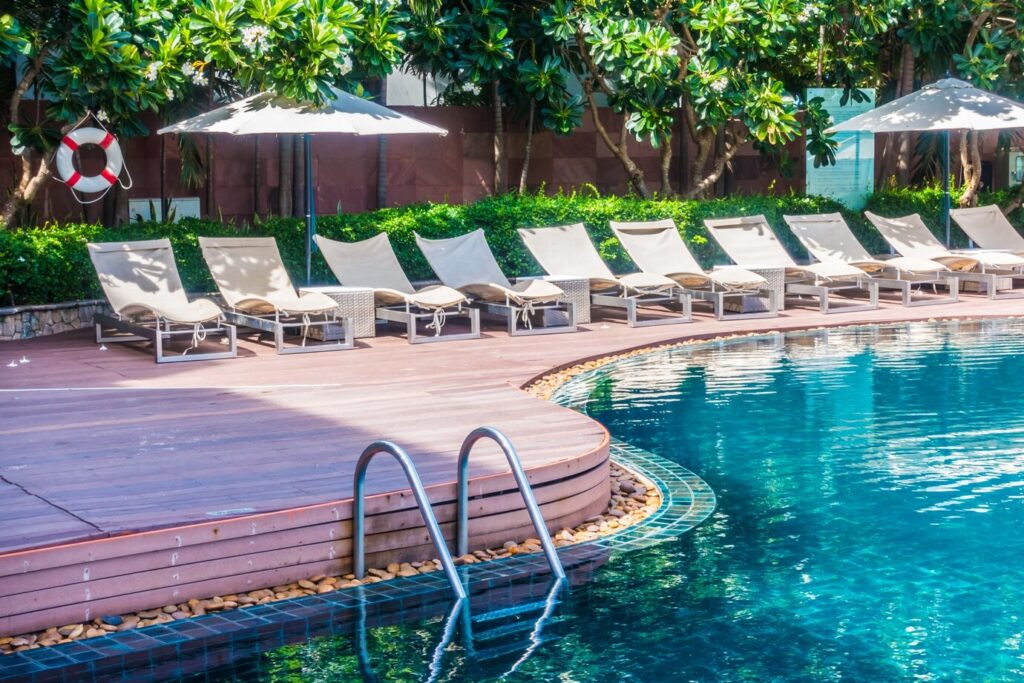 Quel revêtement privilégier pour les abords de sa piscine ?