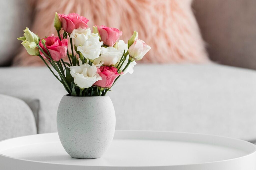 8 idées de disposition pour vos vases dans le salon