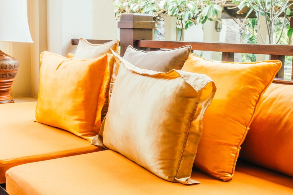 Comment choisir la bonne matière pour mes coussins ?