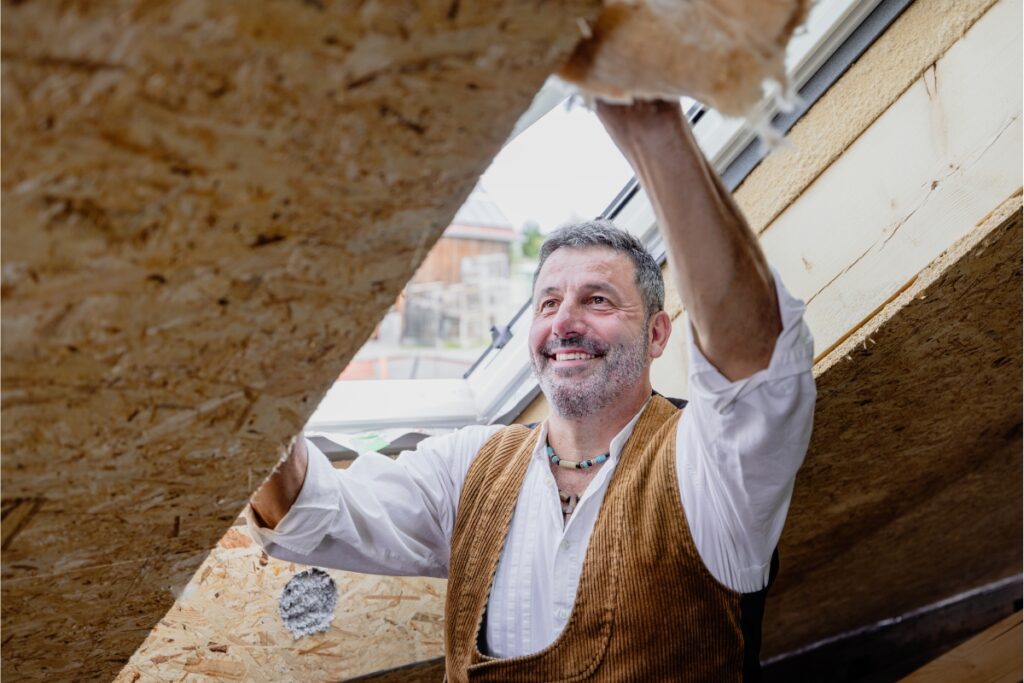 Comment assurer une bonne étanchéité entre les fenêtres de toit et la toiture ?