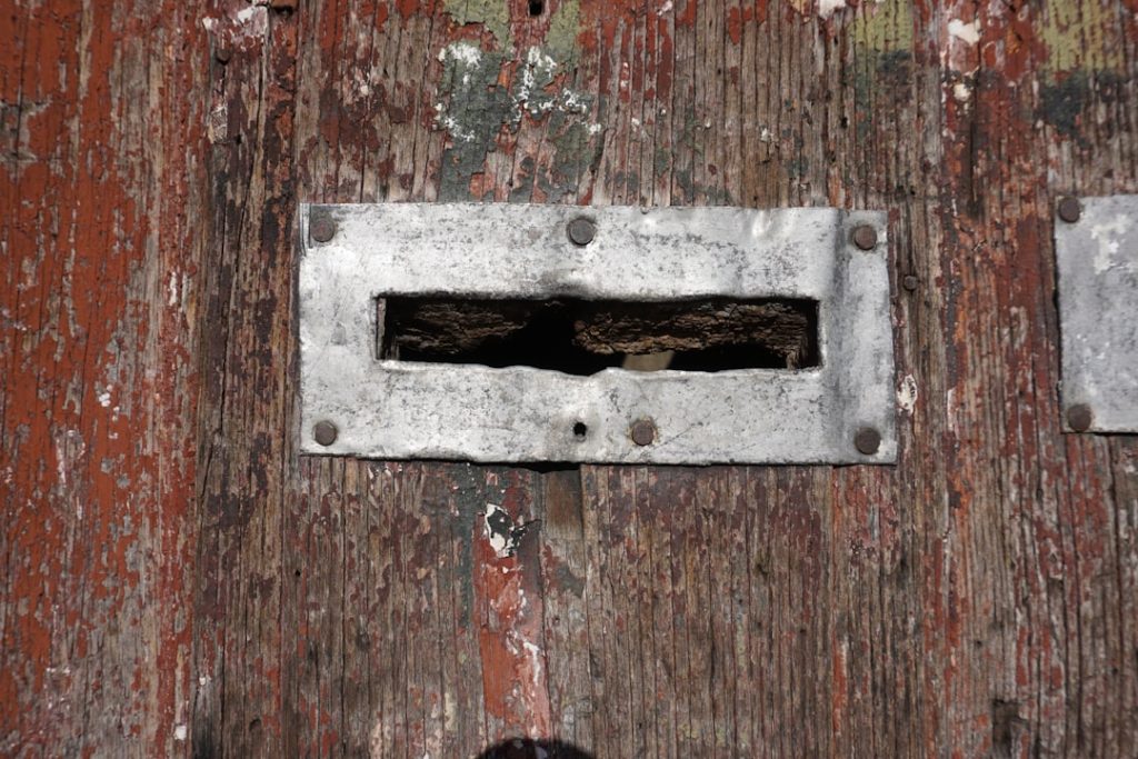 réparation de loquets de porte rapide et efficace pour assurer la sécurité et le bon fonctionnement de vos portes.