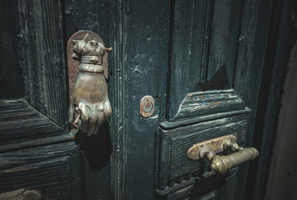 découvrez nos astuces pratiques pour déverrouiller vos portes rapidement et en toute sécurité, sans abîmer la serrure.