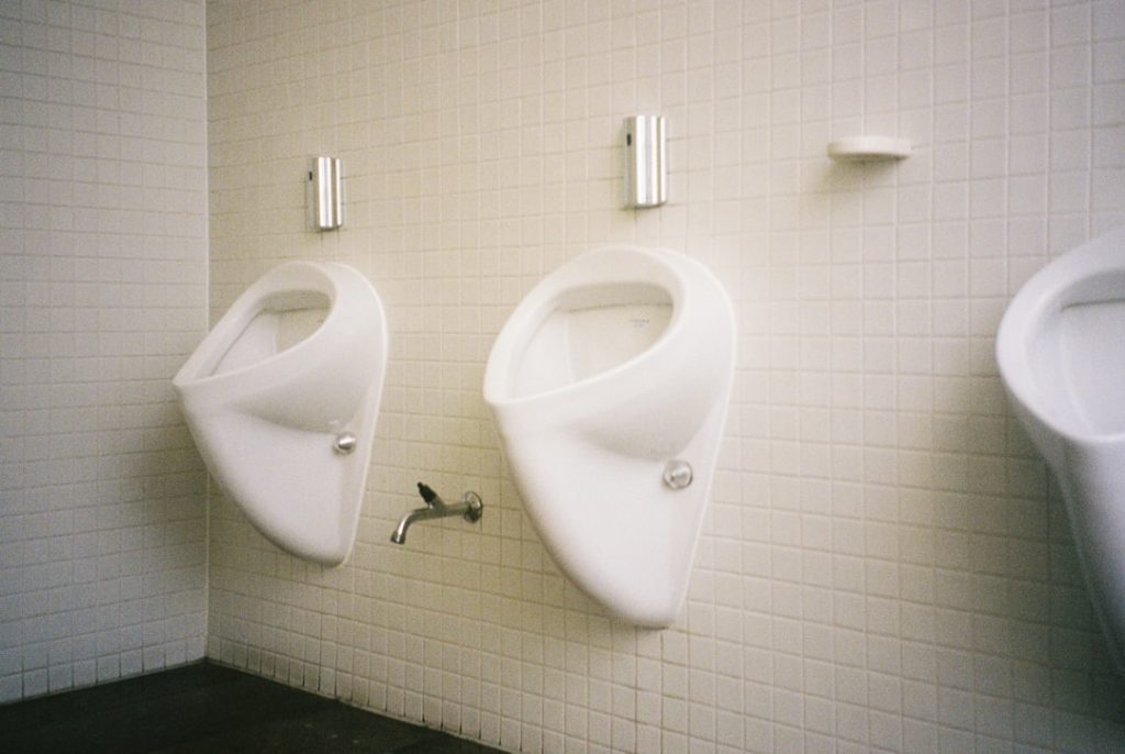 découvrez nos toilettes à double chasse d'eau, économes en eau et respectueuses de l'environnement, pour un confort optimal et des économies sur votre facture.