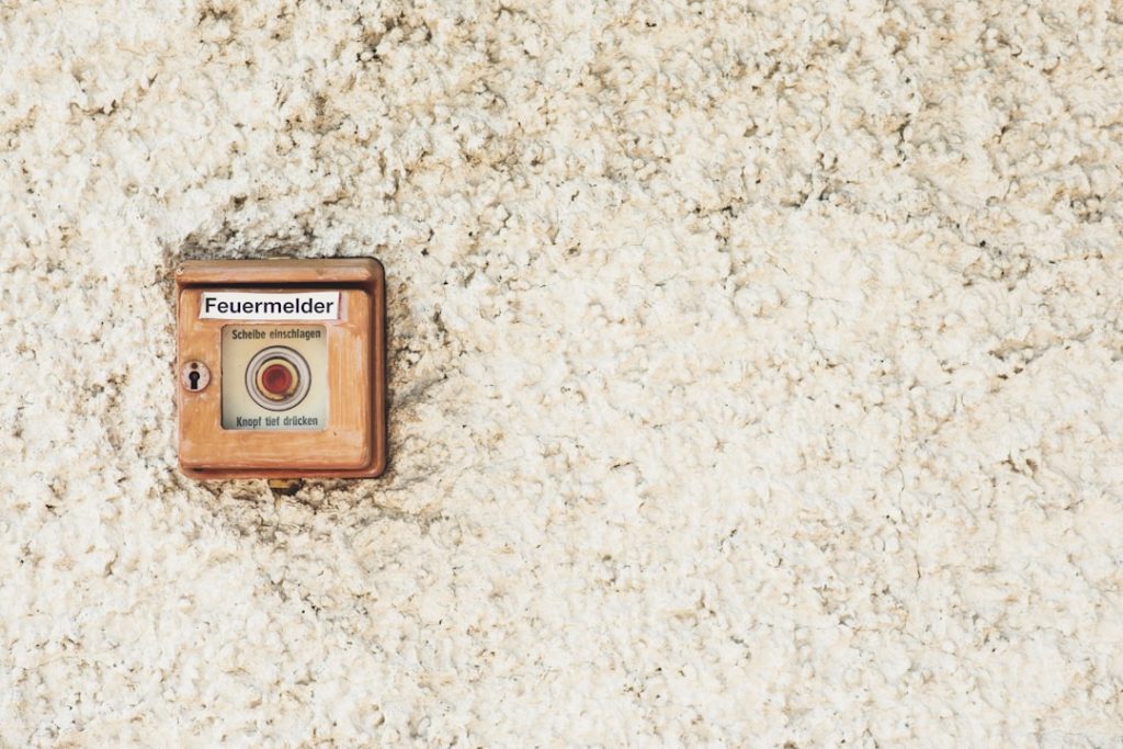 découvrez nos systèmes d'alarme pour maison, faciles à installer et fiables, afin de protéger votre foyer 24h/24 contre les intrusions.