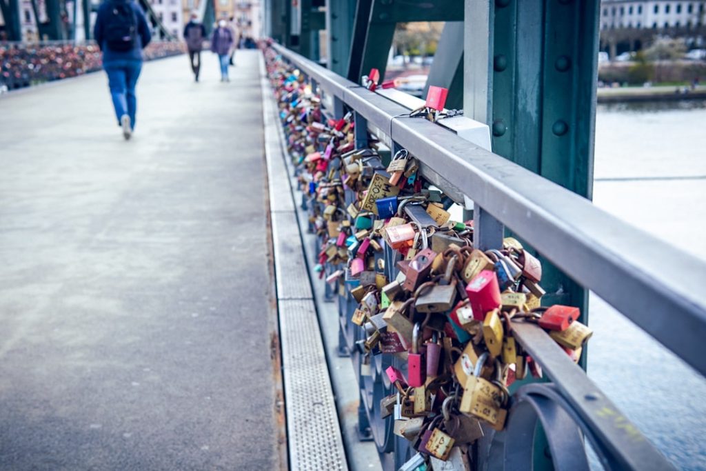découvrez tout sur la combinaison de cadenas : comment choisir, utiliser et sécuriser efficacement vos biens avec une combinaison fiable et facile à mémoriser.