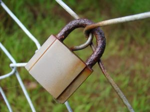 découvrez l'art du crochetage de serrures, techniques, outils et conseils pour apprendre le lock picking en toute légalité.