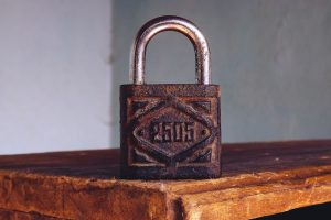 découvrez l'art du crochetage de serrure, ses techniques, outils et conseils pour maîtriser cette compétence avec précision et sécurité.