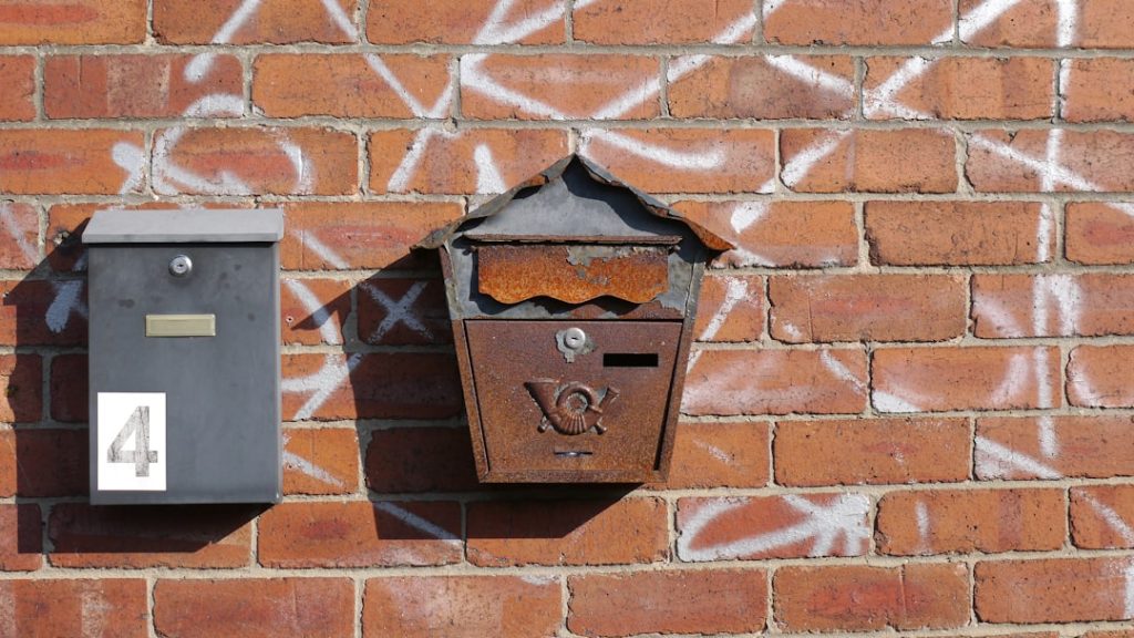 protégez votre boîte aux lettres avec nos solutions de verrouillage sécurisées, efficaces contre le vol de courrier.