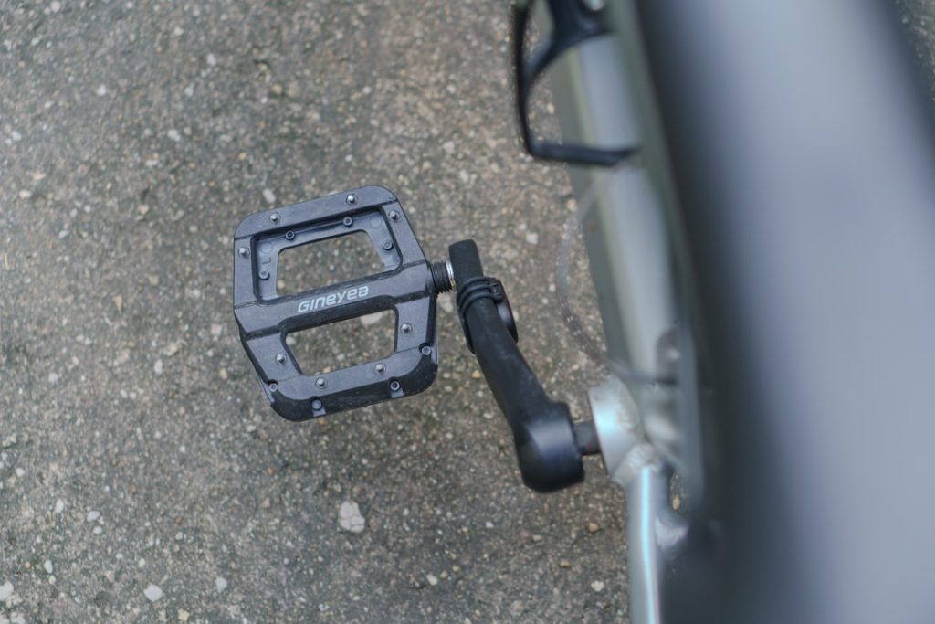 découvrez les méthodes efficaces et sécurisées pour enlever un antivol de vélo rapidement, que ce soit en cas d'oubli ou pour un changement de cadenas.