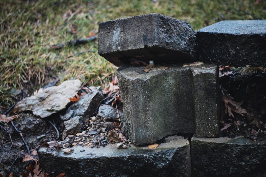 découvrez tout ce qu'il faut savoir sur les murs de soutènement : construction, matériaux, conseils et astuces pour renforcer et décorer votre espace extérieur.