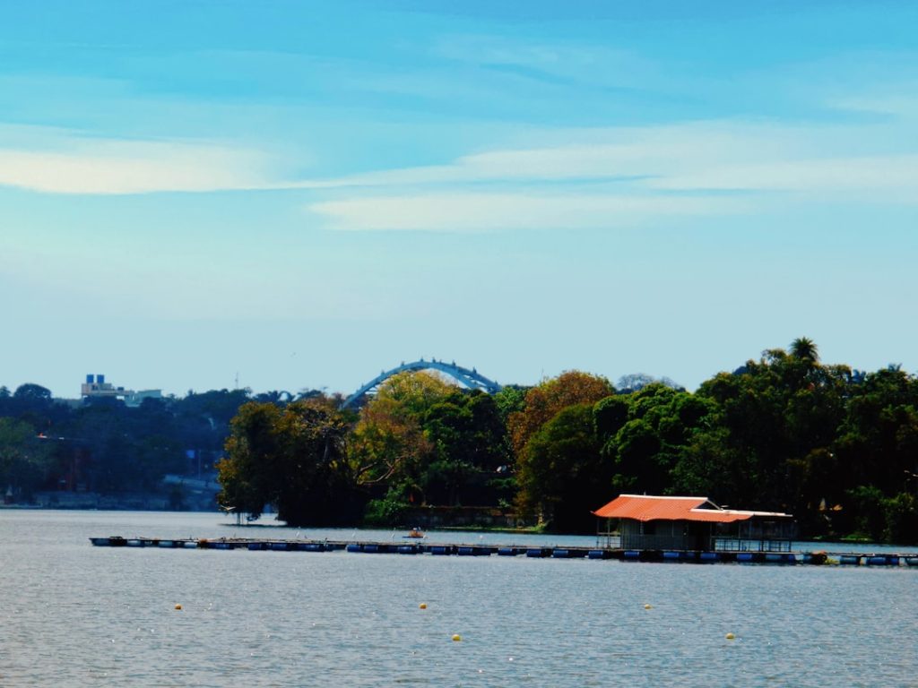 découvrez les maisons sur pilotis, des habitations élevées offrant protection contre les inondations et un charme architectural unique.