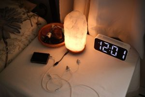 convertissez facilement les ampères en watts avec notre guide simple et rapide, comprenant la formule et des exemples pratiques pour vos calculs électriques.