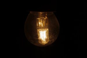 découvrez comment convertir des ampères en watts facilement avec nos explications claires et exemples pratiques. maîtrisez les calculs électriques essentiels dès maintenant.