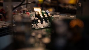 découvrez tout sur le condensateur : définition, fonctionnement, types et applications dans les circuits électroniques.