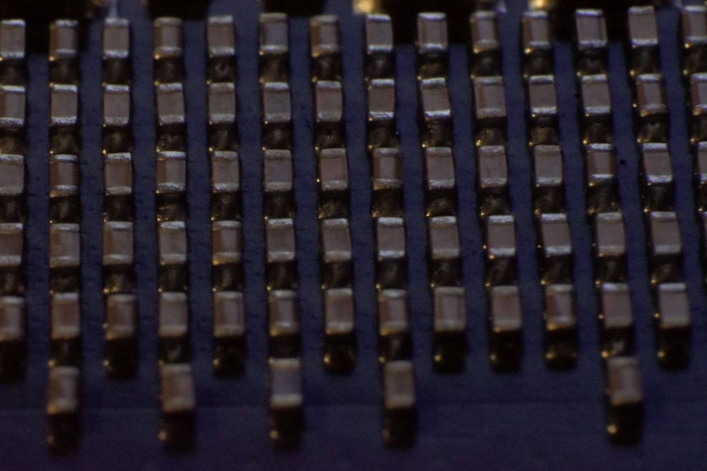 découvrez tout sur le condensateur : fonctionnement, types, applications et conseils d'utilisation pour optimiser vos circuits électroniques.