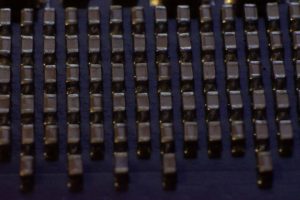 découvrez tout sur le condensateur : fonctionnement, types, applications et conseils d'utilisation pour optimiser vos circuits électroniques.
