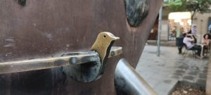 guide pratique pour retirer facilement une poignée de porte : étapes simples et conseils efficaces.