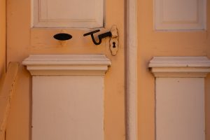 découvrez comment retirer facilement une poignée de porte avec notre guide étape par étape. astuces et conseils pour un démontage rapide et sans dommage.
