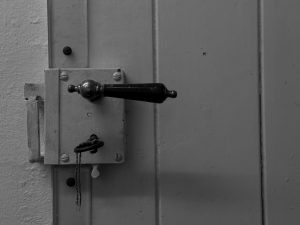 découvrez le fonctionnement d'un mécanisme de verrouillage, essentiel pour assurer la sécurité et la protection de vos biens.