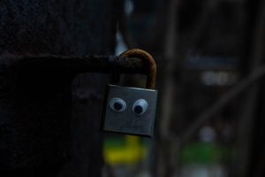 découvrez l'art du crochetage de serrure avec nos guides et conseils pratiques en lockpicking, pour apprendre à ouvrir des serrures de manière sécurisée et légale.