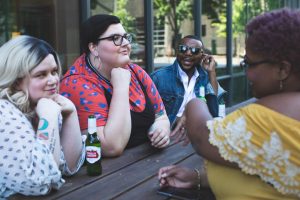 découvrez comment devenir une personne positive et cultiver l'optimisme au quotidien pour améliorer votre bien-être et vos relations.