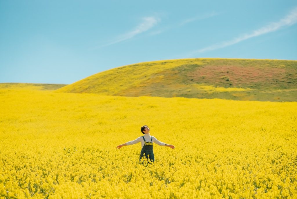 découvrez comment adopter une attitude positive au quotidien pour améliorer votre bien-être et inspirer votre entourage.