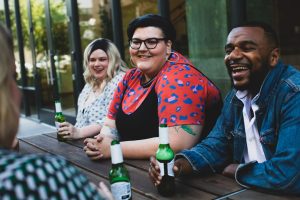 découvrez comment adopter une attitude positive au quotidien pour améliorer votre bien-être et inspirer votre entourage.