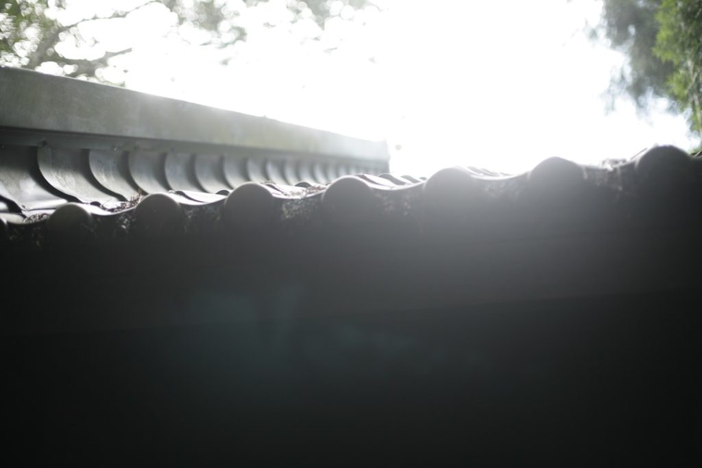 découvrez comment résoudre un volet roulant bloqué en descente avec nos conseils pratiques et rapides pour un dépannage efficace.