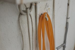 découvrez comment réaliser le câblage d'un volet roulant électrique en toute sécurité et efficacité. guide étape par étape pour une installation facile.