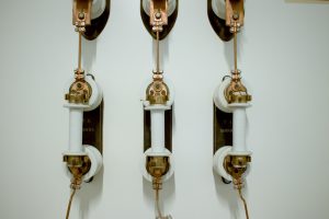 guide complet pour le câblage d'un interrupteur de volet roulant : étapes détaillées, conseils de sécurité et schémas pour une installation réussie.