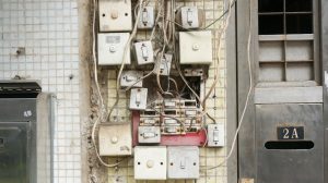 guide complet pour le câblage d'un interrupteur de volet roulant : étapes, conseils de sécurité et schémas pour une installation facile et efficace.